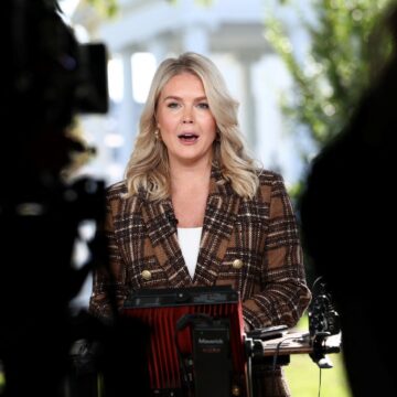 Trump hotar att minska "demokratiska byråer" mitt i regeringens avstängning

