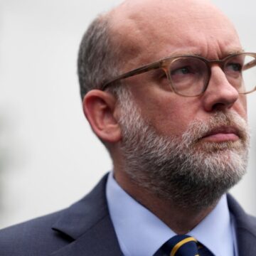 Trump tillkännager uppsägningar bland regeringens avstängning, trots juridiska frågor

