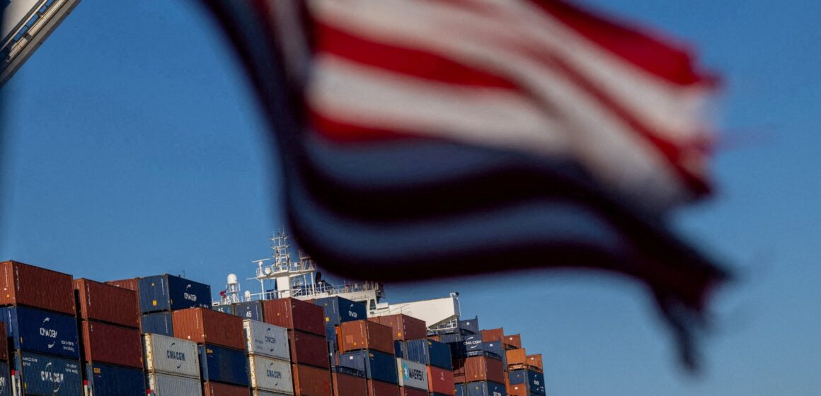 USA, Kina rullar ut hamnavgifter och hotar mer oro

