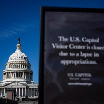 USA:s domare blockerar tillfälligt Trumps plan att sparka tusentals regeringsarbetare

