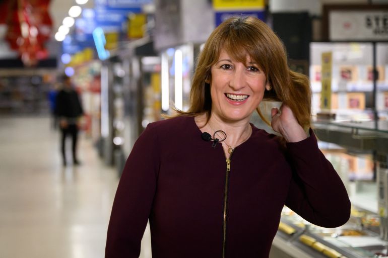 Finanskanslern Rachel Reeves förbereder sig för att tala med pressen under ett besök på en filial av Tesco stormarknadskedjan i London, Storbritannien, den 19 november 2025 Leon Neal/Pool via REUTERS
