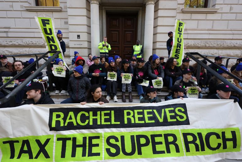 Unga klimataktivister från Green New Deal Rising protesterar utanför den brittiska regeringens finansbyggnad och kräver förmögenhetsskatt på de superrika, inför den kommande budgeten av den brittiska finansministern Rachel Reeves, London, Storbritannien, 27 oktober 2025. REUTERS/Toby Melville