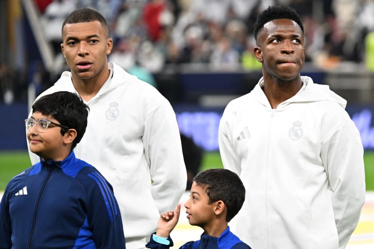 Real Madrids franske forward #9 Kylian Mbappe och Real Madrids brasilianska forward #7 Vinicius Junior ser på inför 2024 års FIFA Intercontinental Cup final fotbollsmatch mellan Spaniens Real Madrid och Mexikos Pachuca på Lusail Stadium i Doha den 18 december 2024. (Foto av Mahmud HAMS)