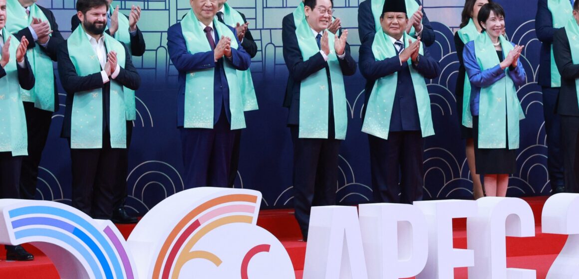 APEC:s ledare avslutar toppmötet efter att Trump och Xi nått vapenvila i handelskrig

