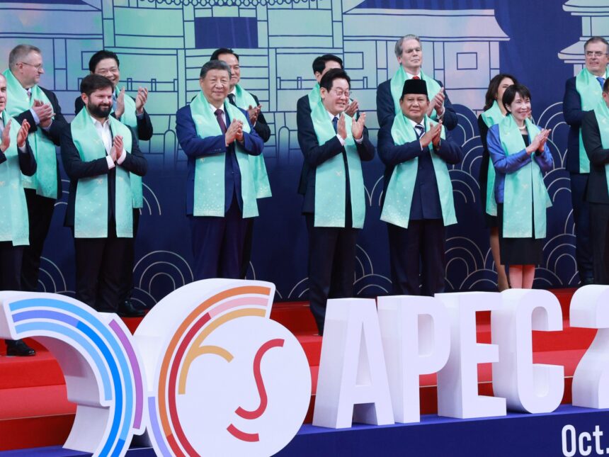 APEC:s ledare avslutar toppmötet efter att Trump och Xi nått APEC:s ledare avslutar toppmötet efter att Trump och Xi nått vapenvila i handelskrig