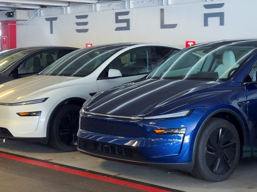 Amerikansk familj stämmer Tesla och påstår att de har dött Amerikansk familj stämmer Tesla och påstår att de har dött på grund av felaktiga dörrar