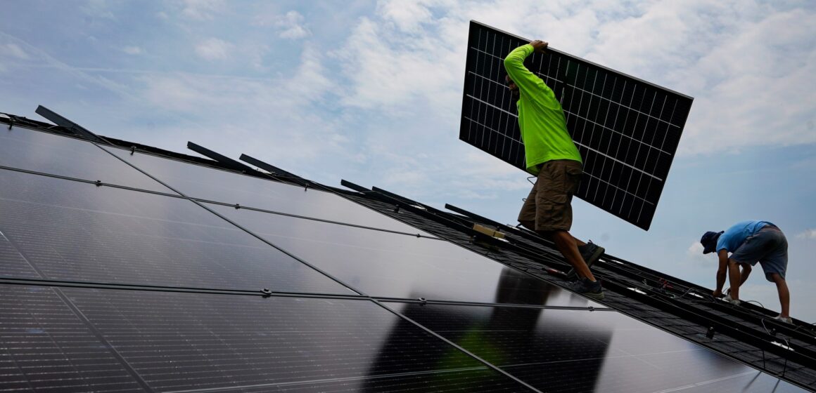 Amerikanska familjer är "förvånade" med nedskärningar i solenergifonder

