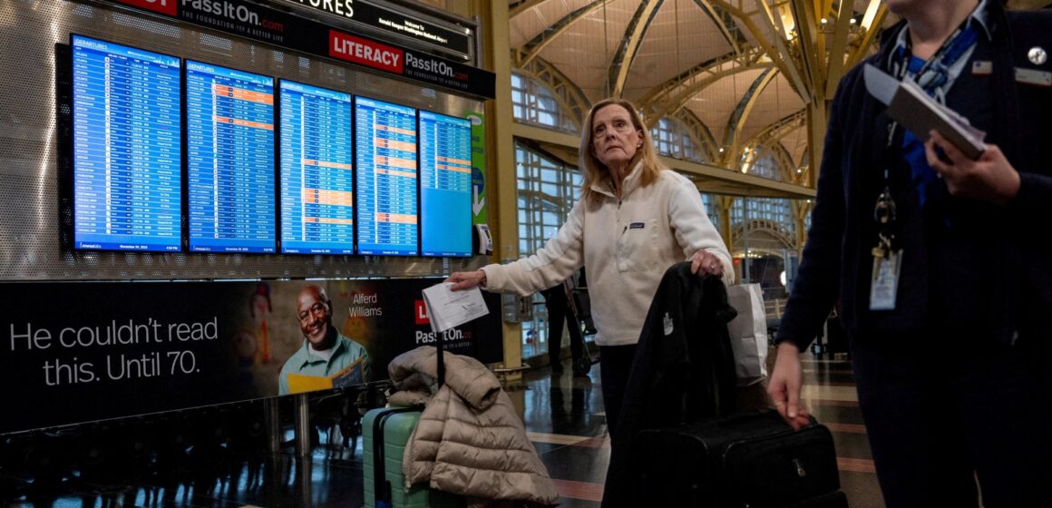 Amerikanska flygbolagsstörningar kvarstår under långvarigt kaos av regeringens avstängning

