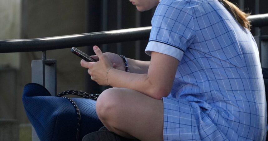 Australien slår ner på "nudify"-sajter som används för AI-genererat barnmisshandel Australien slår ner på "nudify"-sajter som används för AI-genererat barnmisshandel