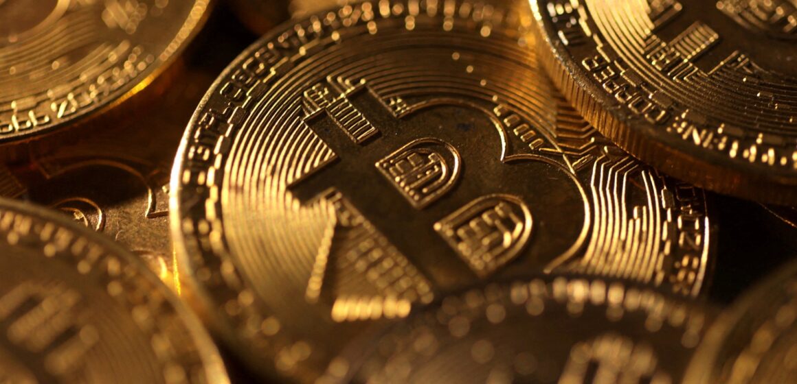 Bitcoin tickar upp efter att ha raderat alla vinster från 2025

