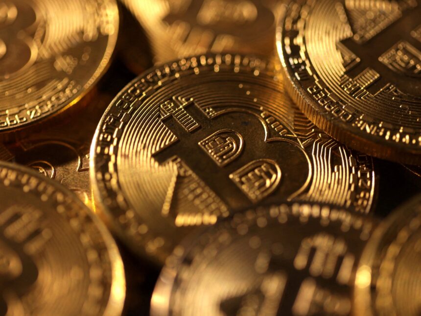 Bitcoin tickar upp efter att ha raderat alla vinster från 2025

