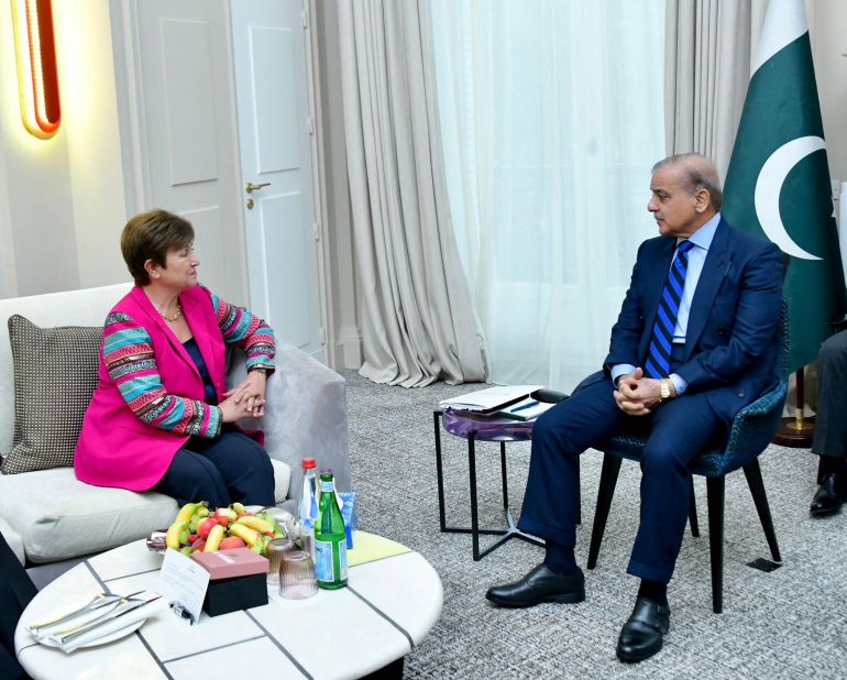 Pakistans premiärminister Shehbaz Sharif träffar verkställande direktör för Internationella valutafonden (IMF), Kristalina Georgieva, i Paris, Frankrike 22 juni 2023. Pressinformationsavdelning (PID)/Utdelning via REUTERS UPPMÄRKSAMHETSREDAKTÖR - DEN HÄR BILDEN TILLHANDAHÅLLS AV EN TREDJE PART.