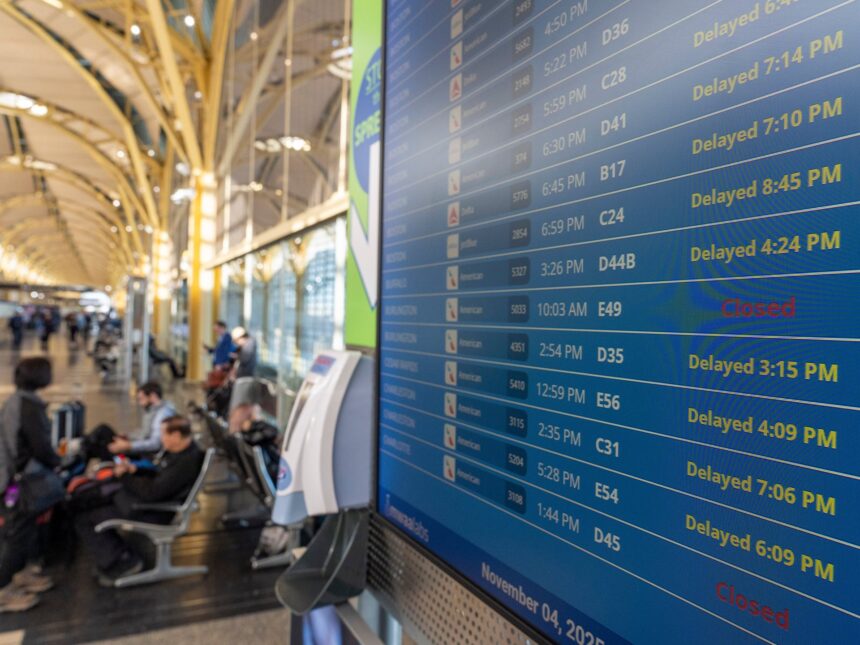 FAA kommer att minska antalet flygningar med 10 procent när USA:s regeringsavstängning drar ut på tiden

