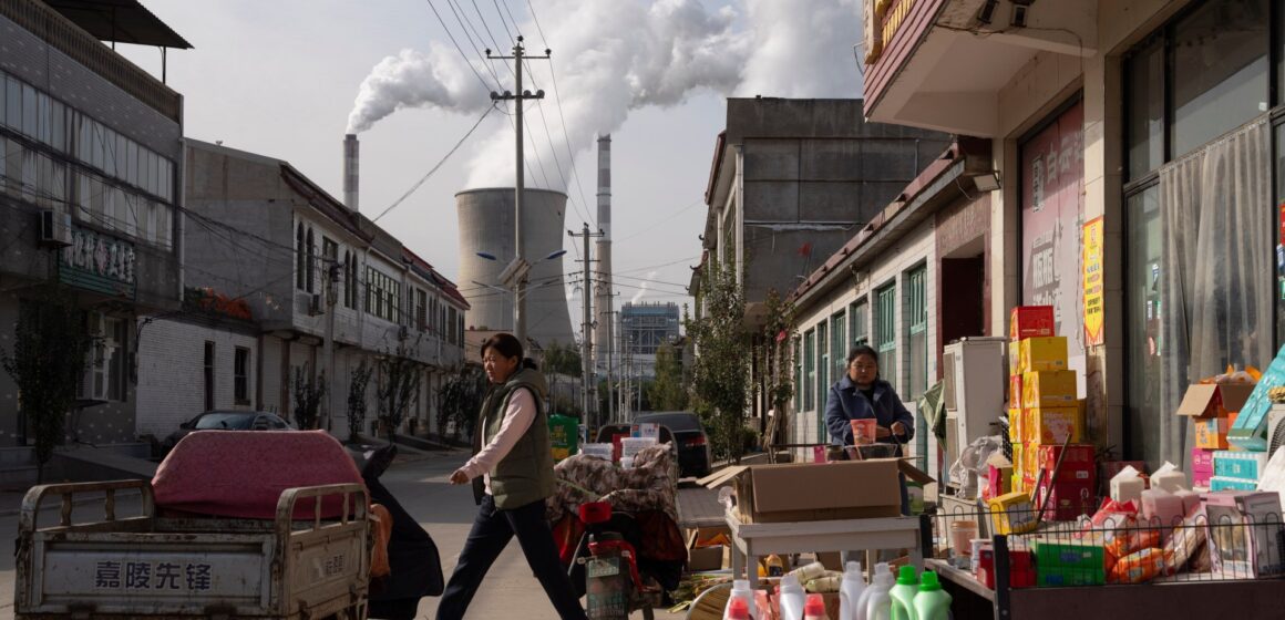 Kinas utsläpp toppar senare än tidigare prognostiserat, säger experter


