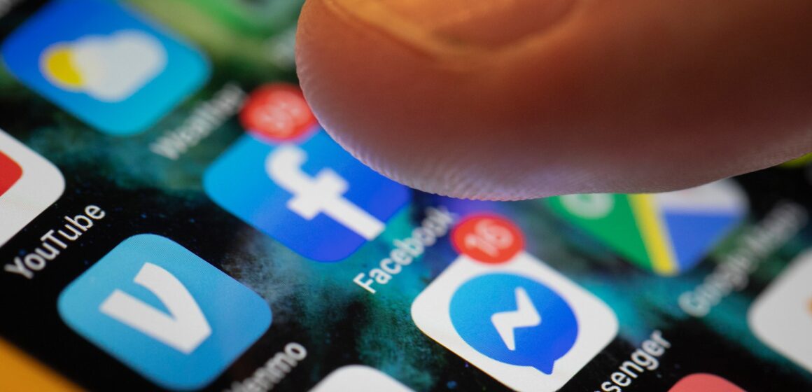 Malaysia säger att de kommer att förbjuda sociala medier för Malaysia säger att de kommer att förbjuda sociala medier för under 16 år från och med nästa år