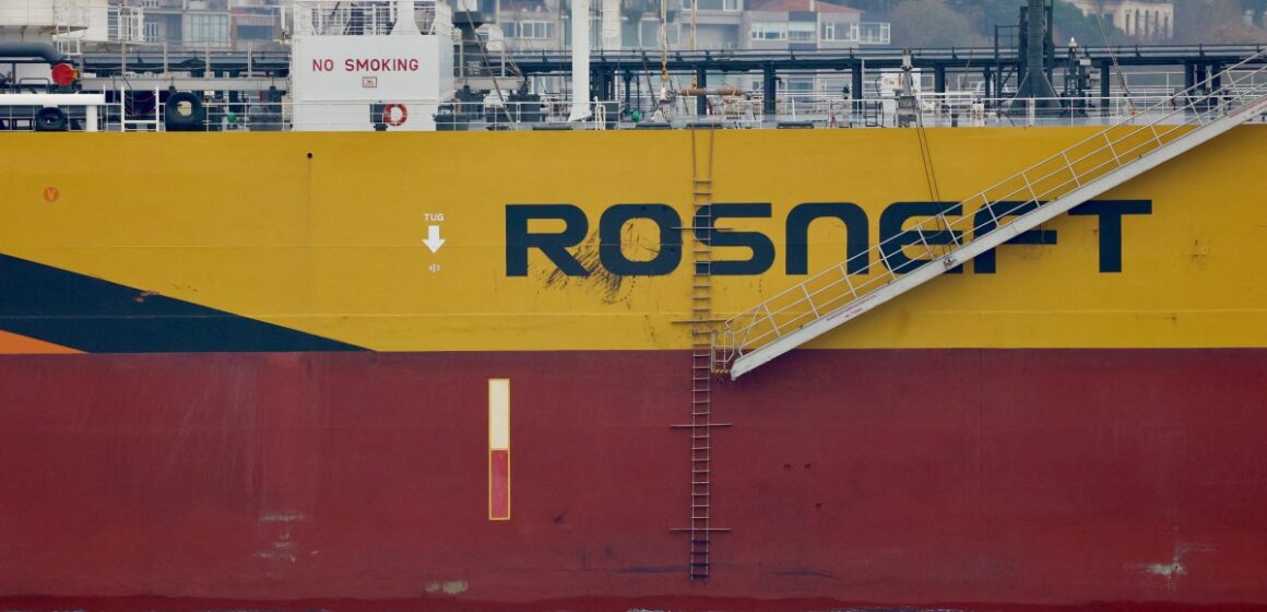 Rysslands "skuggfartyg" som använder falsk flagg för att komma undan sanktioner, säger rapporten

