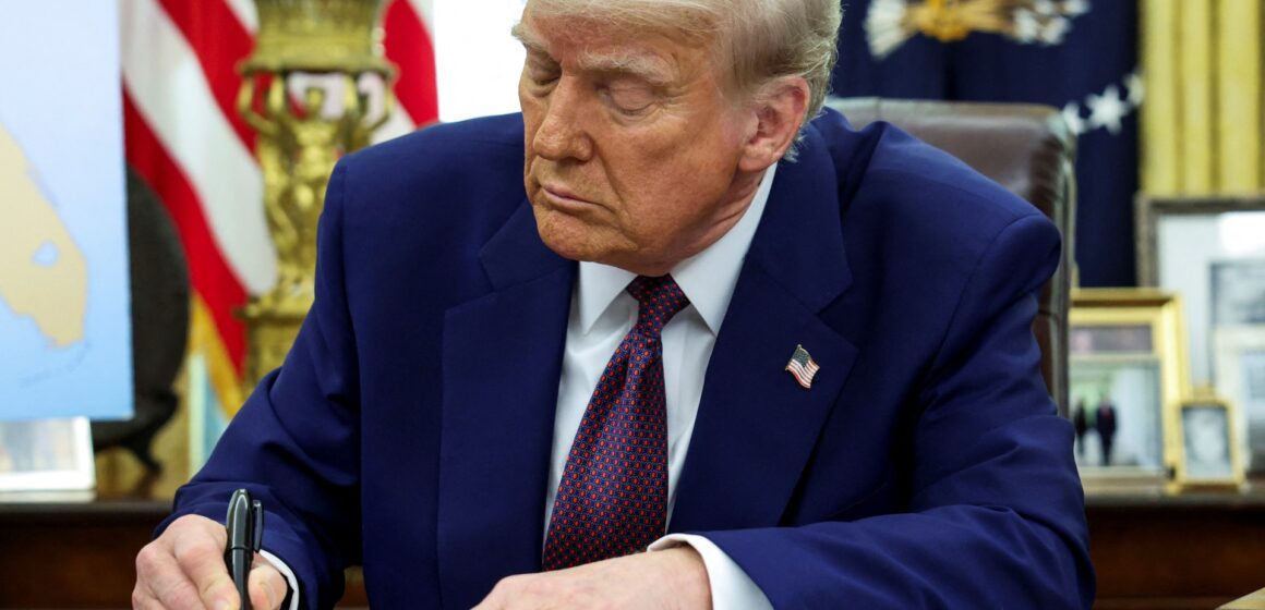 Trump föreslår en utdelning på 2 000 dollar för amerikaner. Skulle detta fungera?

