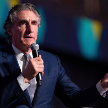 Trump tillkännager nya offshore-borrningsprojekt trots tvåpartsbakgrund

