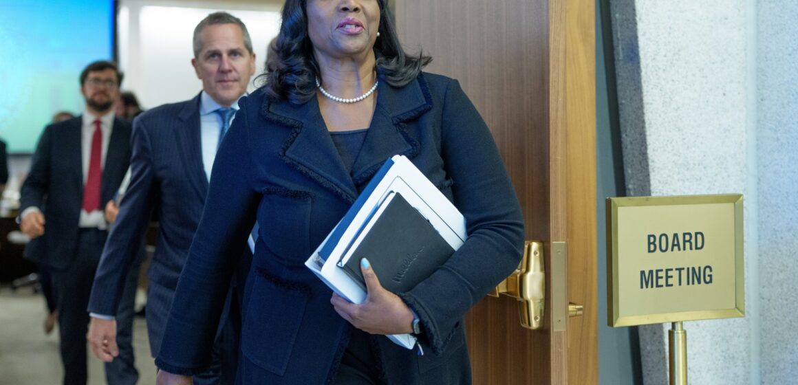 USA:s Fed-guvernör Cook erbjuder detaljerat försvar i fall av inteckningsbedrägeri

