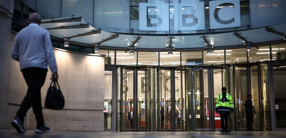 "Vi måste kämpa": BBC:s avgående chef samlar personal bland Trumps hot

