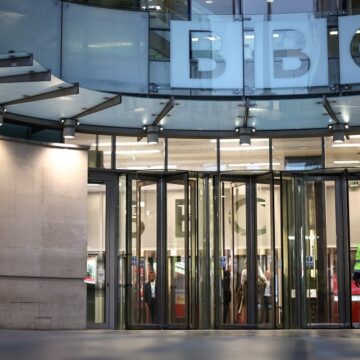 "Vi måste kämpa": BBC:s avgående chef samlar personal bland Trumps hot

