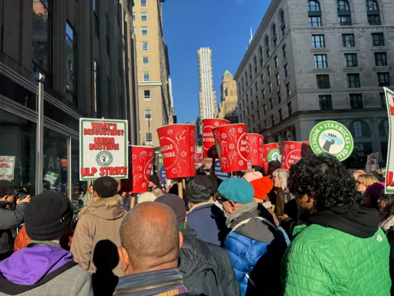 Starbucks hävdar att det finns 25 Starbucks fackligt organiserade arbetare tillsammans med supportrar, medan Starbucks Workers United sa att minst 100 baristor var närvarande vid torsdagens demonstration i New York [Andy Hirschfeld/Bladet]
