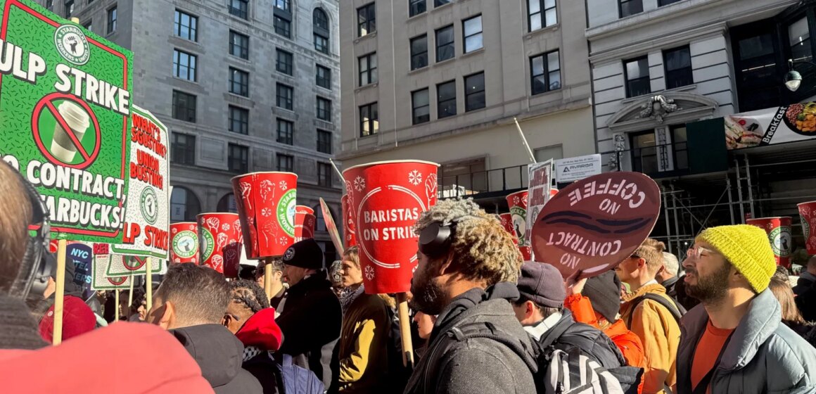 Starbucks, fackliga arbetare möts när gamla spänningar över löner spiller över

