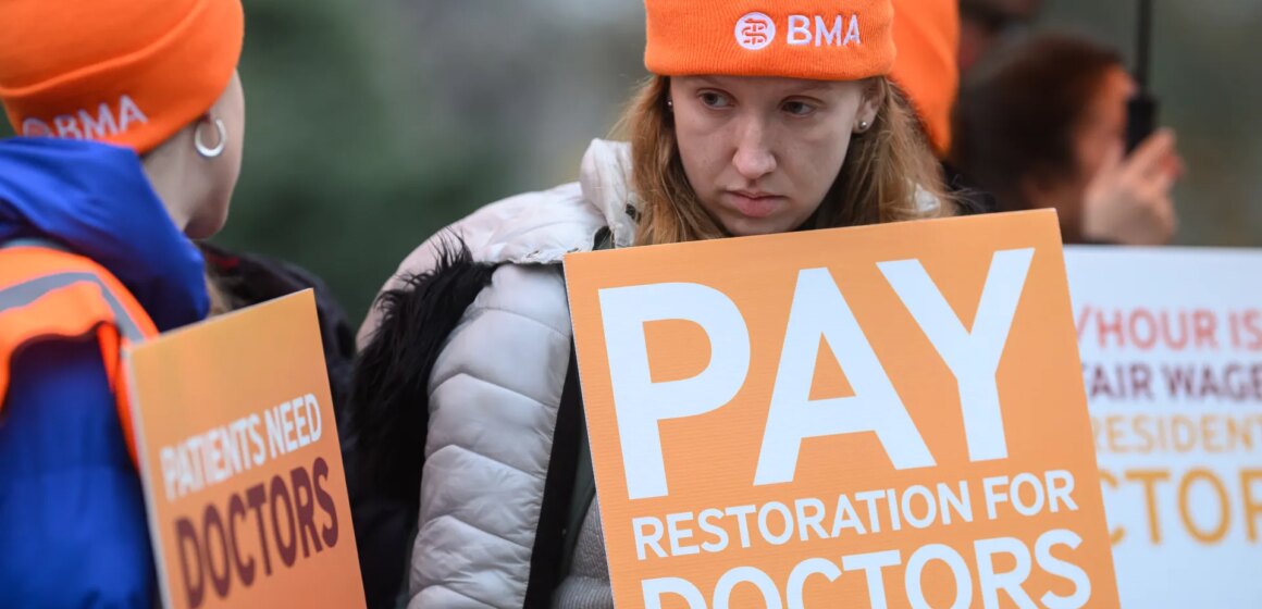 Englands bosatta läkare att strejka i fem dagar

