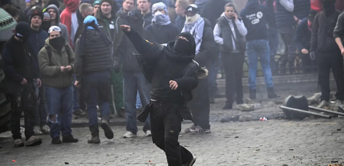 Arga bönder blockerar Bryssels vägar med traktorer på grund av handelsavtalet med Mercosur

