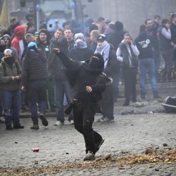 Arga bönder blockerar Bryssels vägar med traktorer på grund av handelsavtalet med Mercosur

