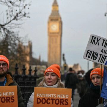 Englands bosatta läkare inleder fem dagars strejk

