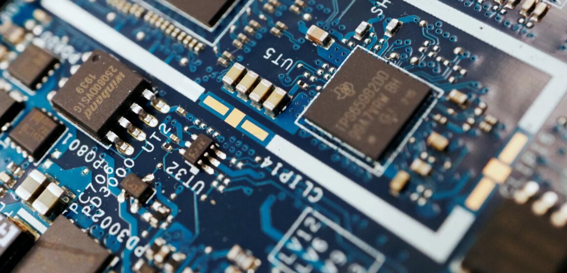 Amerikanska senatorer avslöjar ett lagförslag för att hindra Trump från att tillåta försäljning av AI-chip till Kina

