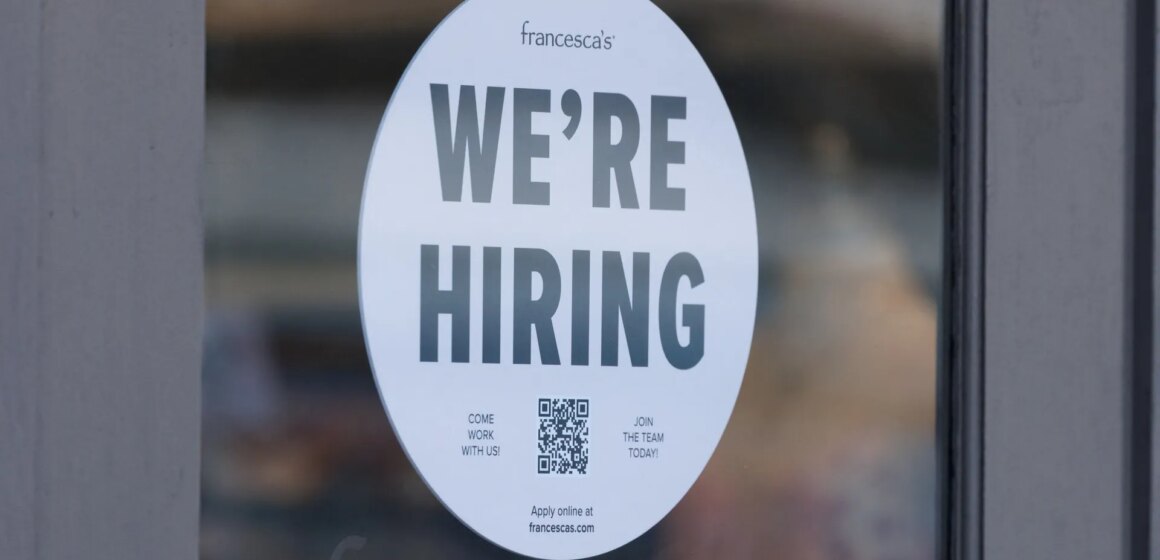 Arbetslösheten i USA når den högsta nivån sedan 2021 när arbetsmarknaden svalnar

