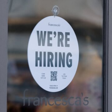 Arbetslösheten i USA når den högsta nivån sedan 2021 när arbetsmarknaden svalnar

