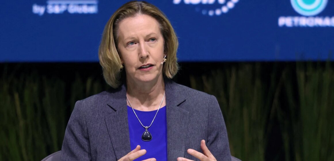 BP anlitar Woodsides Meg O'Neill som VD när det går tillbaka till fossila bränslen

