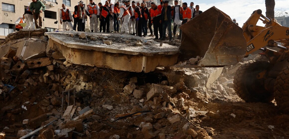 Gazas myndigheter kämpar för att återvinna kroppar från spillror mitt under vinterstormar

