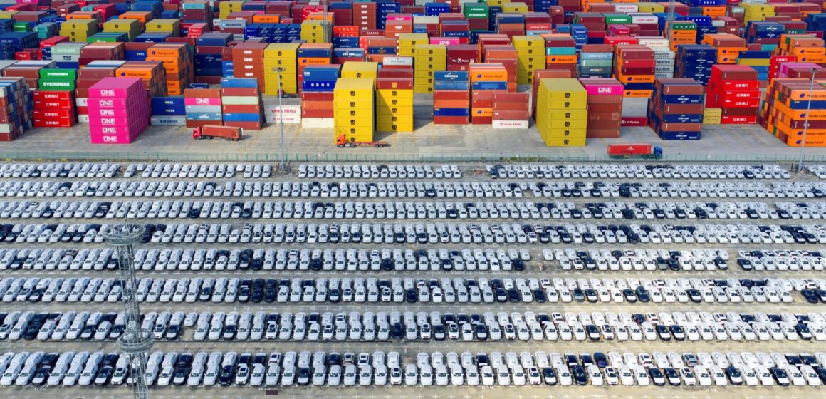 Kinas handelsöverskott toppar 1 tn dollar för första gången mitt i pivot för att motverka USA:s lugn

