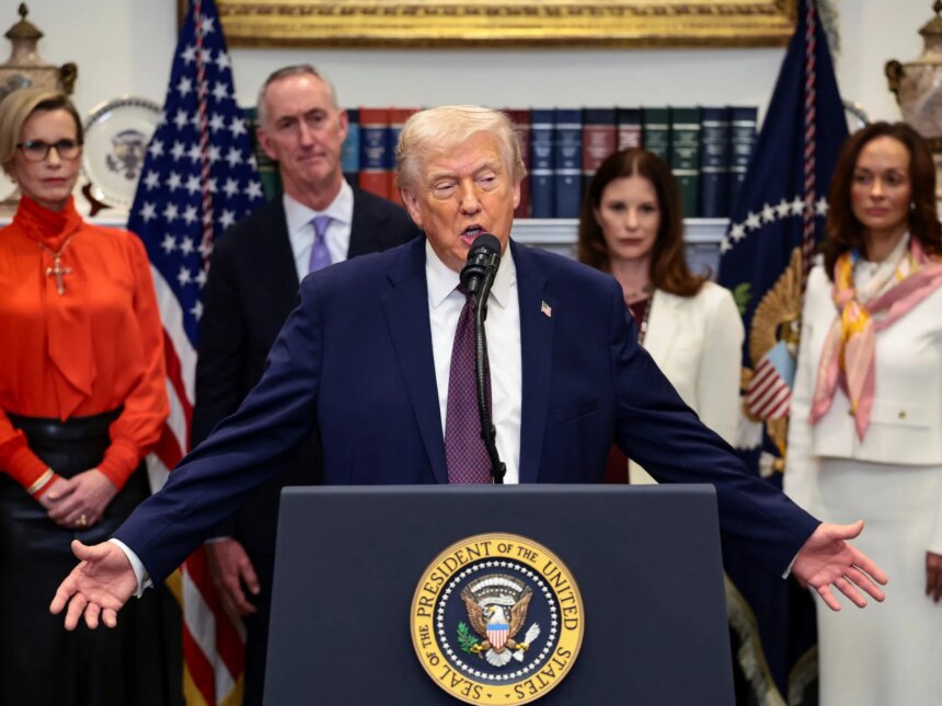 Trump tillkännager nytt avtal med läkemedelsföretag för att sänka läkemedelspriserna Trump tillkännager nytt avtal med läkemedelsföretag för att sänka läkemedelspriserna