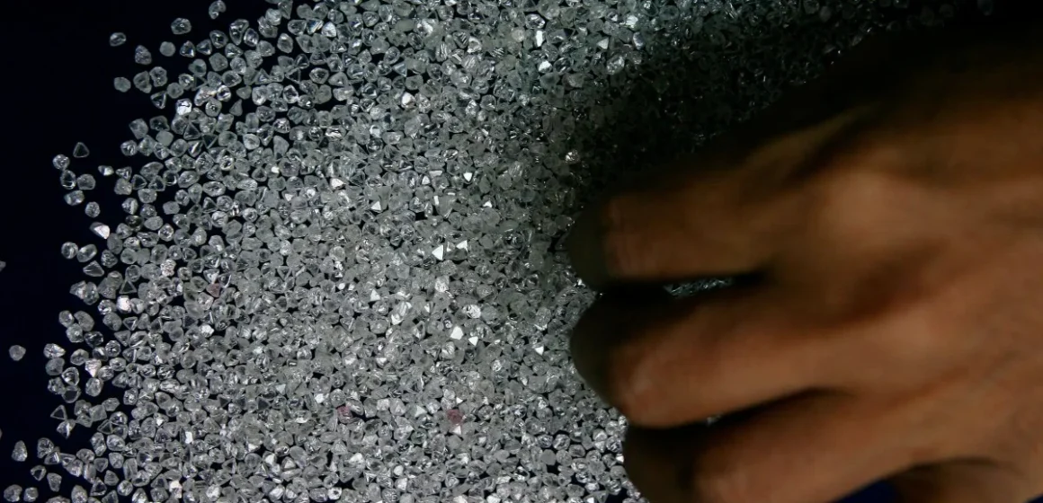 USA:s tullar förstör utbildningsdrömmar för barn i Indiens diamantnav

