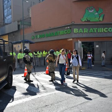 Prishöjningar, köer och spänningar: Venezuelas shoppare är oroliga efter USA:s bombningar

