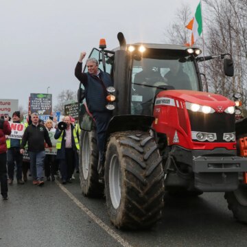 Tusentals irländska bönder protesterar mot EU:s handelsavtal Mercosur

