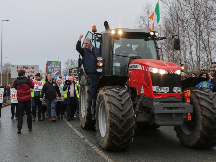 Tusentals irländska bönder protesterar mot EU:s handelsavtal Mercosur Tusentals irländska bönder protesterar mot EU:s handelsavtal Mercosur