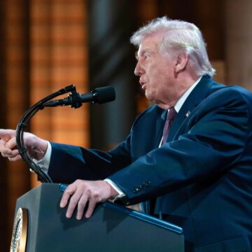 Trump rycker tillståndsprocessen från demokraterna efter bränderna i Kalifornien

