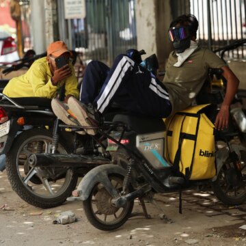 Indien begränsar "livsmedelsbutiker under 10 minuter". Men ryttare måste fortfarande tävla dödligt

