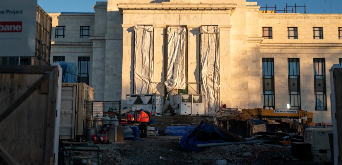 Den amerikanska centralbanken Federal Reserve håller räntorna stabila trots politiska påtryckningar

