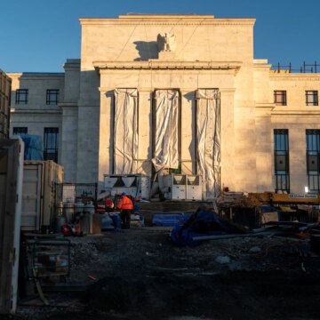 Den amerikanska centralbanken Federal Reserve håller räntorna stabila trots politiska påtryckningar

