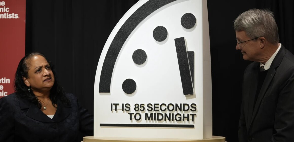 Den symboliska Doomsday Clock rör sig närmare midnatt mitt i "katastrofala risker"

