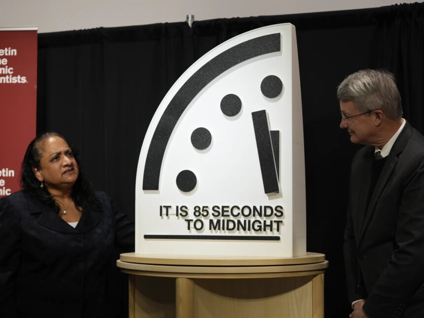Den symboliska Doomsday Clock rör sig närmare midnatt mitt i Den symboliska Doomsday Clock rör sig närmare midnatt mitt i "katastrofala risker"