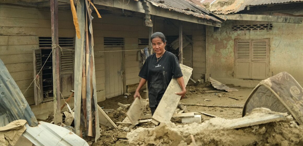 Dödliga översvämningar ödelägger Indonesien och lämnar familjer på flykt och hemlösa | Nyheter om översvämningar
