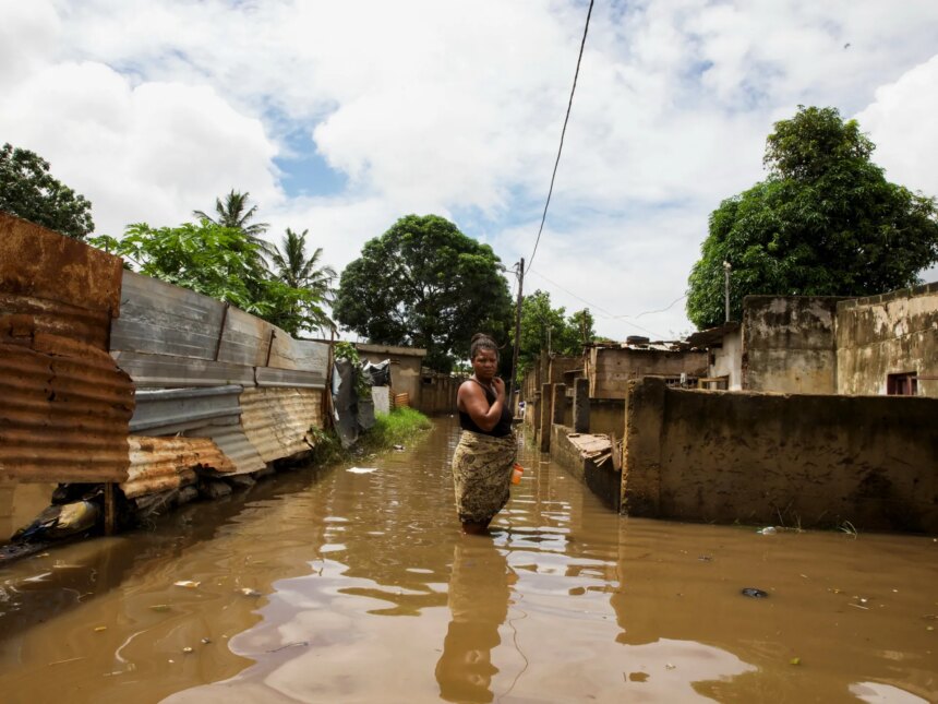 Stora regn förskjuter tusentals i Moçambique när översvämningar orsakar förödelse | Nyheter om översvämningar
